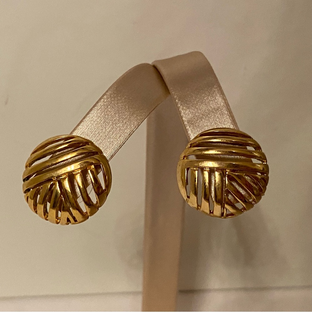 TAT EARRINGS VINTAGE GOLD TONE OPEN WORK ROUND STUD PIERCED CIRCLE SIGNED